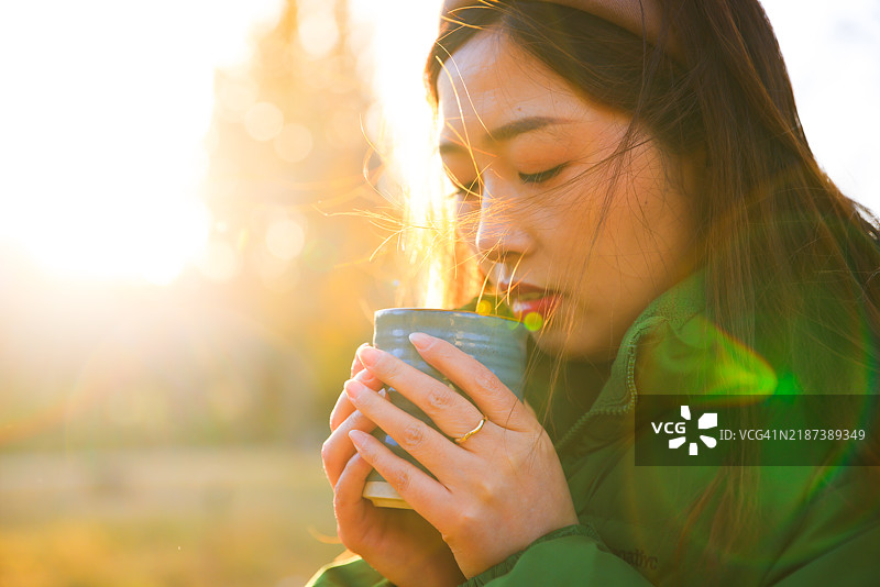 女性的手握着一杯咖啡图片素材