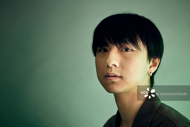 一位美丽年轻男子忧伤地看着镜头图片素材