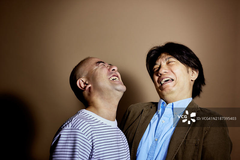 两位面带温和微笑的男士肖像。图片素材