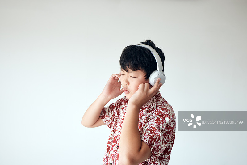 Z世代肖像，佩戴耳机听音乐图片素材