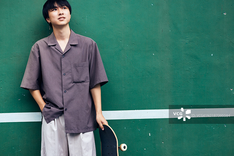 Z世代在运动场上的肖像图片素材