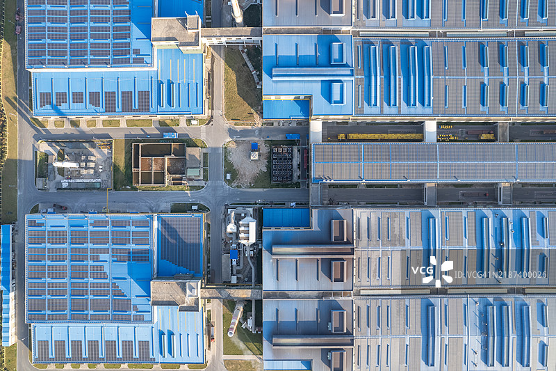 大型工厂的鸟瞰图，安装了太阳能发电设备图片素材