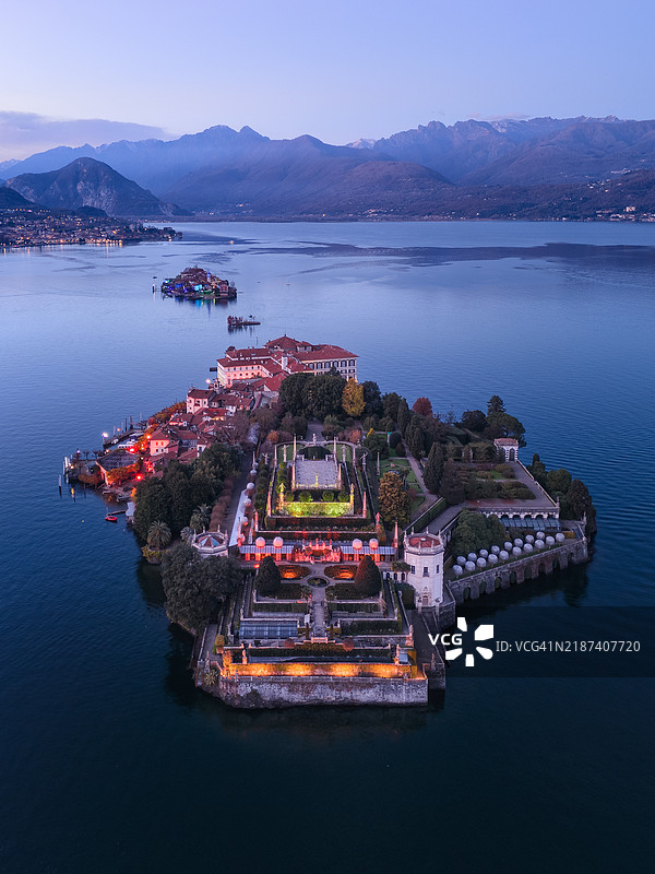 意大利马焦雷湖博罗梅奥湾的伊索拉贝拉节日灯光图片素材