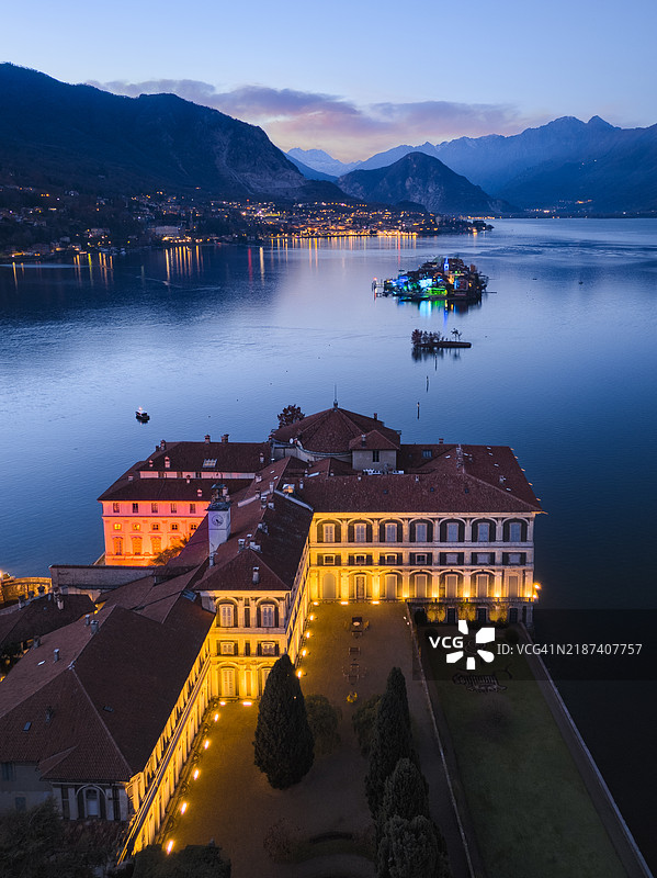 意大利马焦雷湖博罗梅奥湾的贝拉岛鸟瞰图图片素材