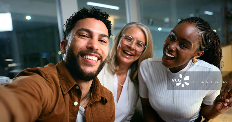 办公室里快乐的商务人士自拍，记录休息时光、回忆和社交媒体发布，作为文案撰写者。员工们微笑或大笑，享受团队合作与协作的乐趣，适合用作个人资料照片。图片素材