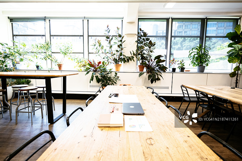现代共享办公空间中的空旷工作区图片素材