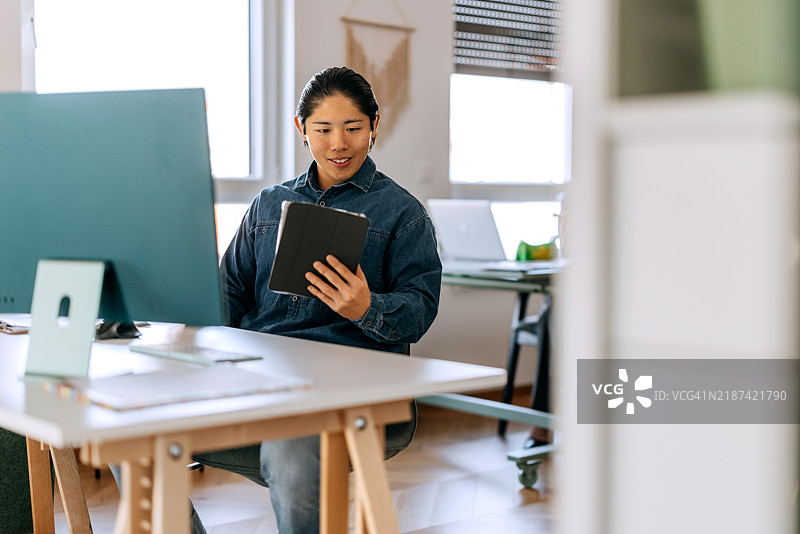 年轻商人在办公室使用平板电脑工作图片素材