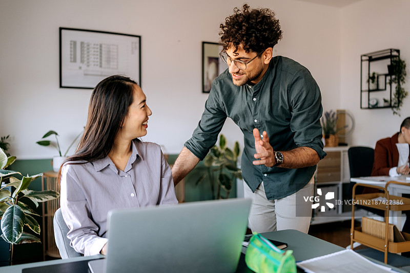 两位同事在现代办公室一起工作图片素材