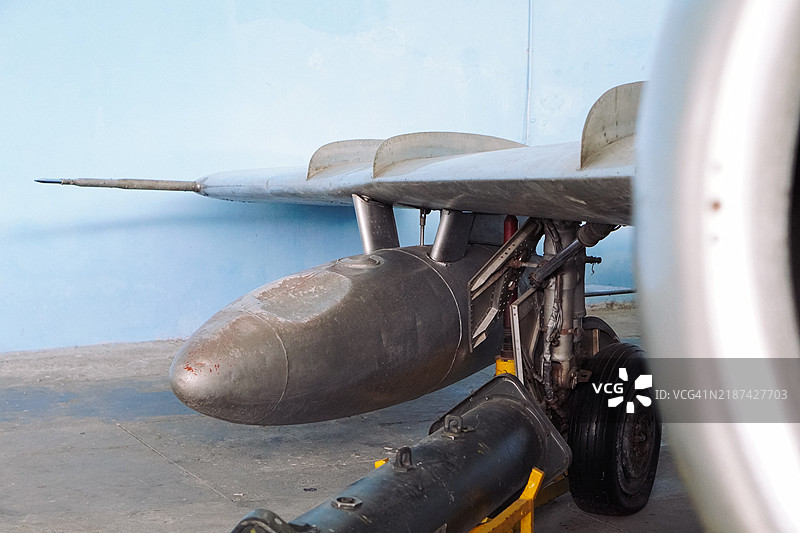 退役战斗机上的导弹图片素材