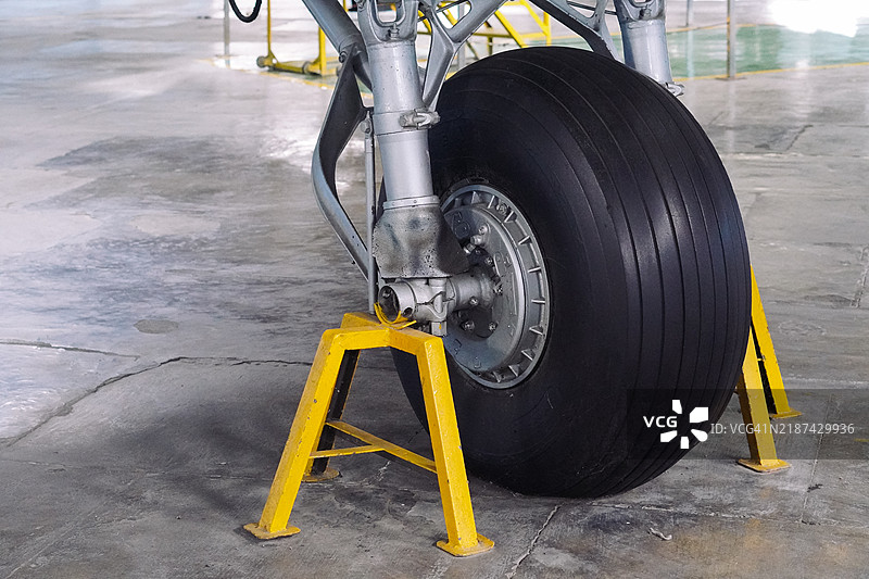 军用飞机鼻轮特写图片素材