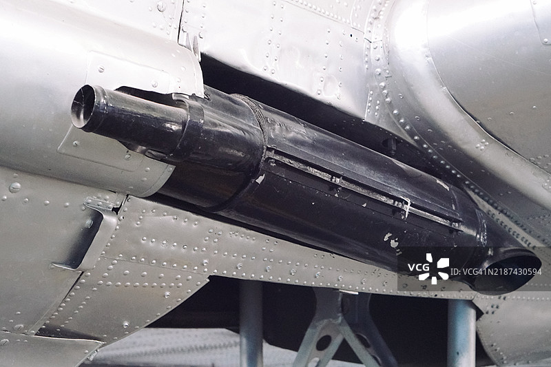 退役战斗机上的导弹图片素材