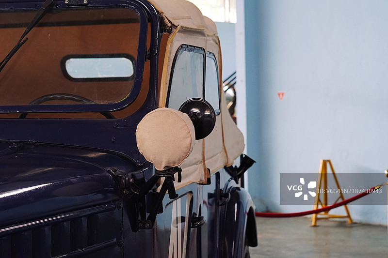 全景拍摄的4x4 SUV车辆图片素材