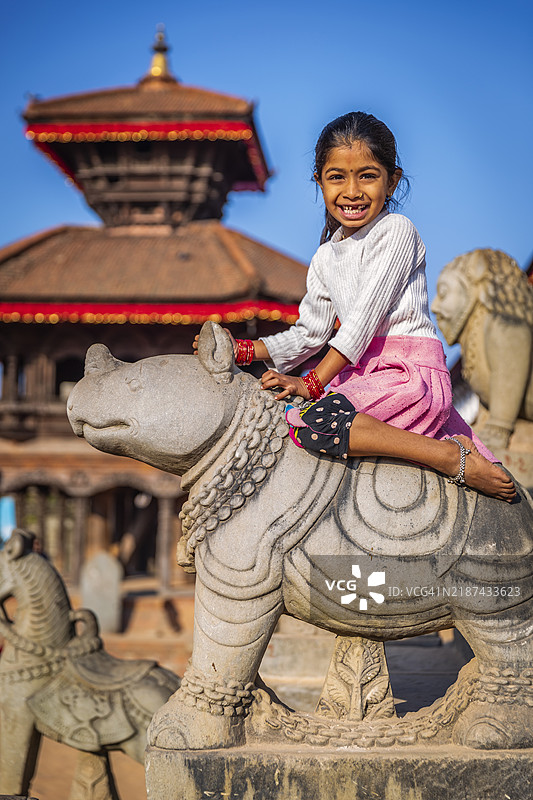 小尼泊尔女孩在巴克塔普尔的印度教寺庙玩得很开心图片素材