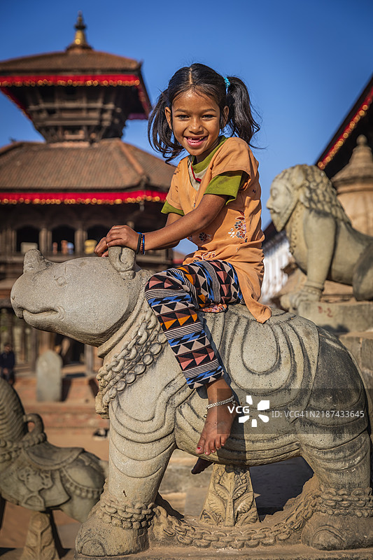 小尼泊尔女孩在巴克塔普尔的印度教寺庙玩得很开心图片素材