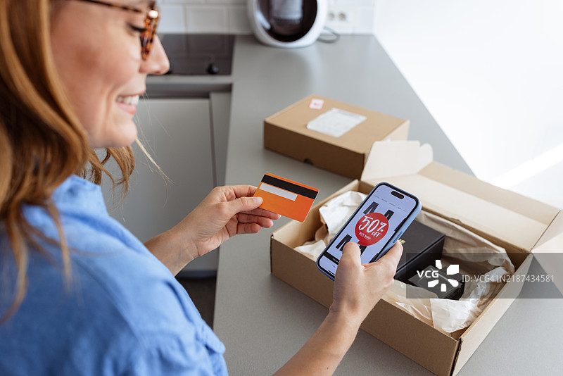 女性使用智能手机进行在线购物图片素材
