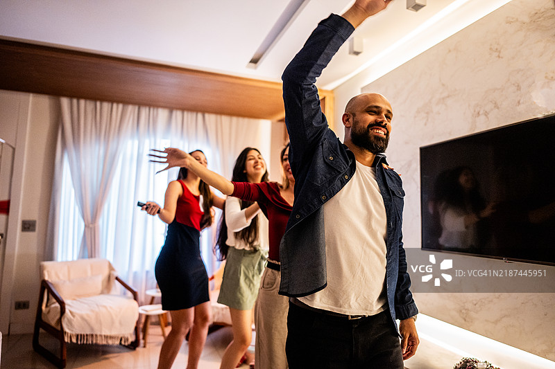 家庭在家中欢庆圣诞节，享受快乐时光图片素材