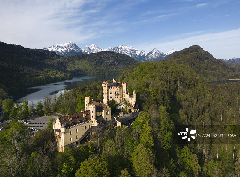 霍亨施旺高城堡的鸟瞰图与巴伐利亚阿尔卑斯山图片素材