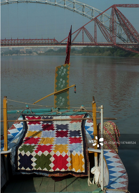 印度河旁停靠的船只图片素材