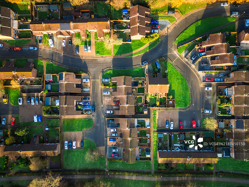 英国西萨塞克斯郡克劳利的住宅街道和房屋的俯视图图片素材