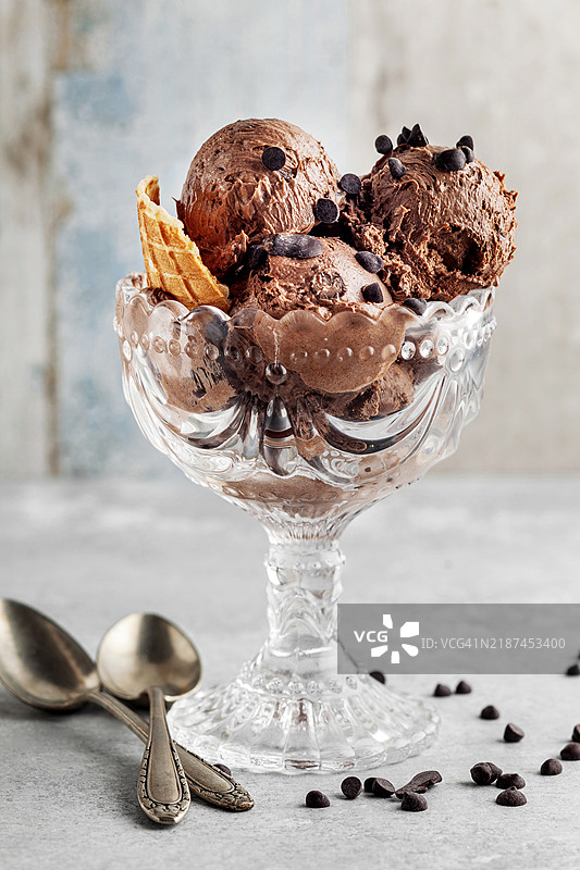 巧克力冰淇淋。冰淇淋。碗中的巧克力冰淇淋球。玻璃杯中的巧克力冰淇淋。图片素材