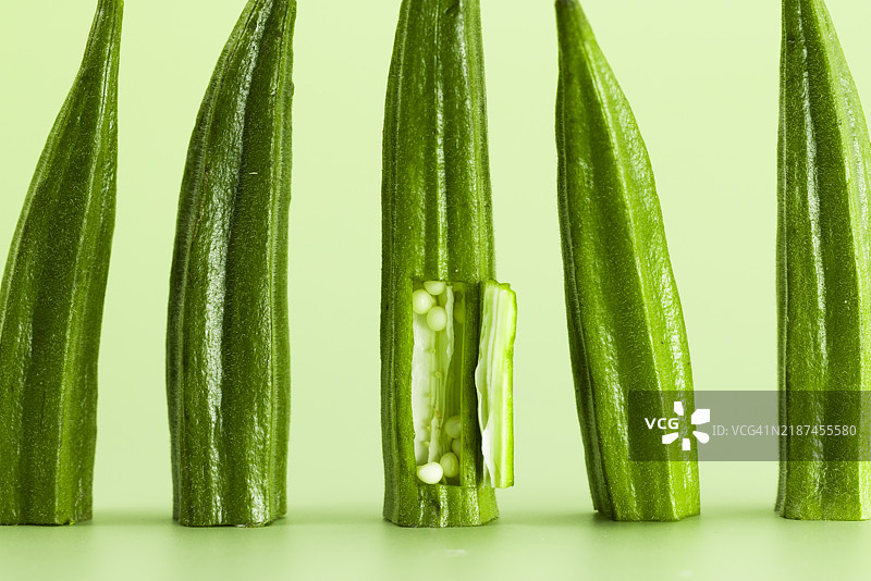 绿背景上的秋葵图片素材