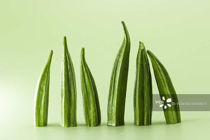 绿背景上的秋葵图片素材