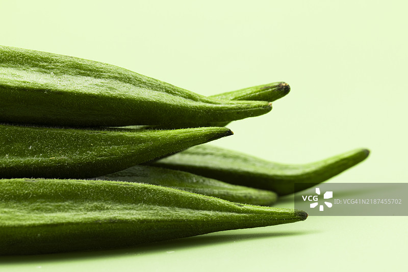 绿背景上的秋葵图片素材