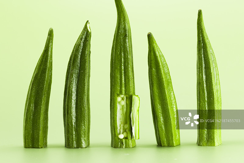 绿背景上的秋葵图片素材