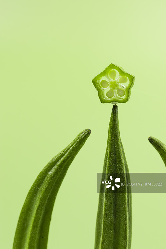 绿色背景上的秋葵图片素材