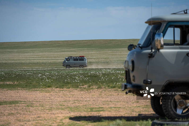 汽车在蒙古南部的Ömnögovi省的土路上行驶。图片素材