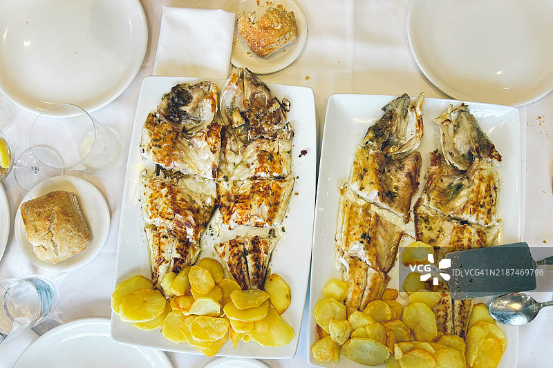 两盘烤鱼，正上方拍摄图片素材