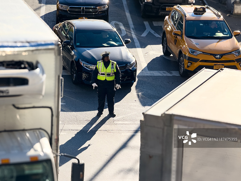 纽约市警察局交通警察在曼哈顿中城指挥交通图片素材