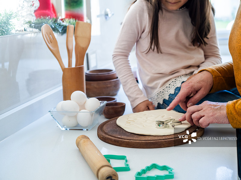 母女在厨房一起烘焙圣诞饼干图片素材