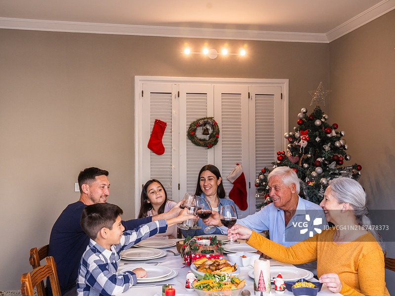 家庭一起享受节日的圣诞晚餐庆祝活动图片素材