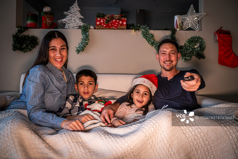 家庭在家一起享受假期电影之夜图片素材