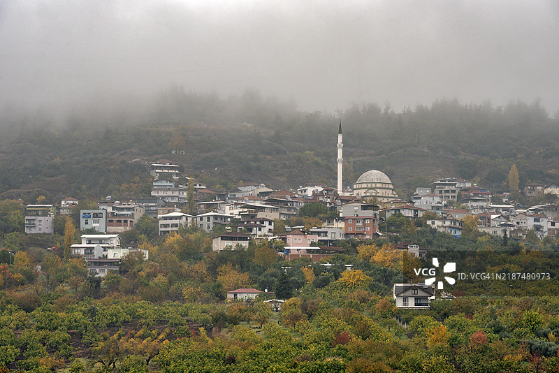 土耳其马尔马拉地区布尔萨乌鲁达山脚下的一个村庄。图片素材