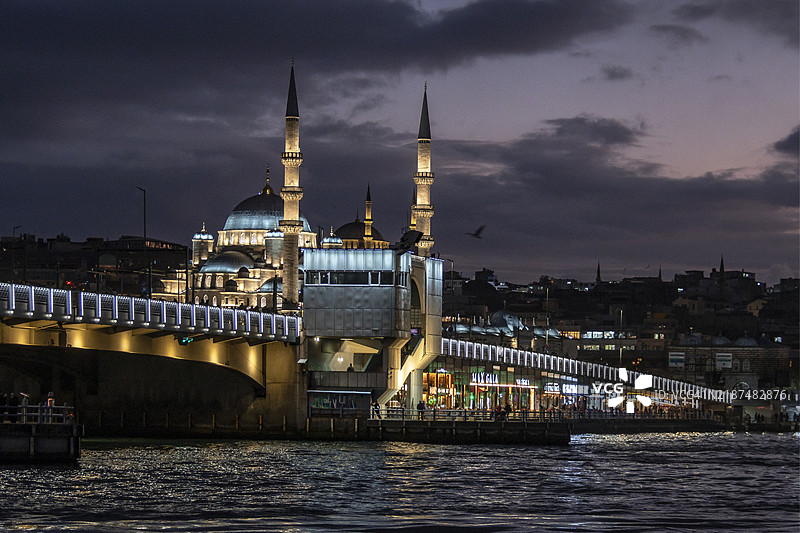 土耳其伊斯坦布尔的加拉塔桥日落时分图片素材