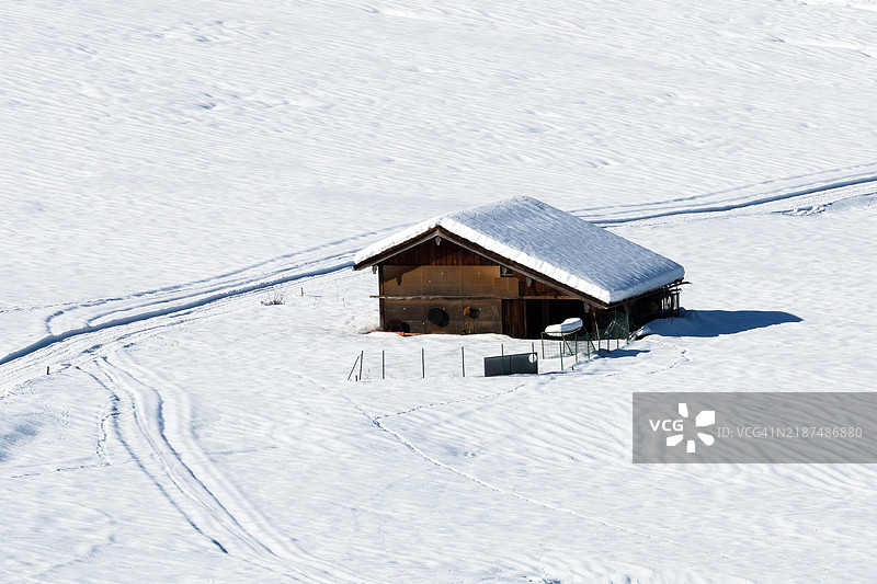 雪山草甸上的雪盖小屋图片素材