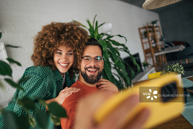 可爱的异性情侣自拍图片素材