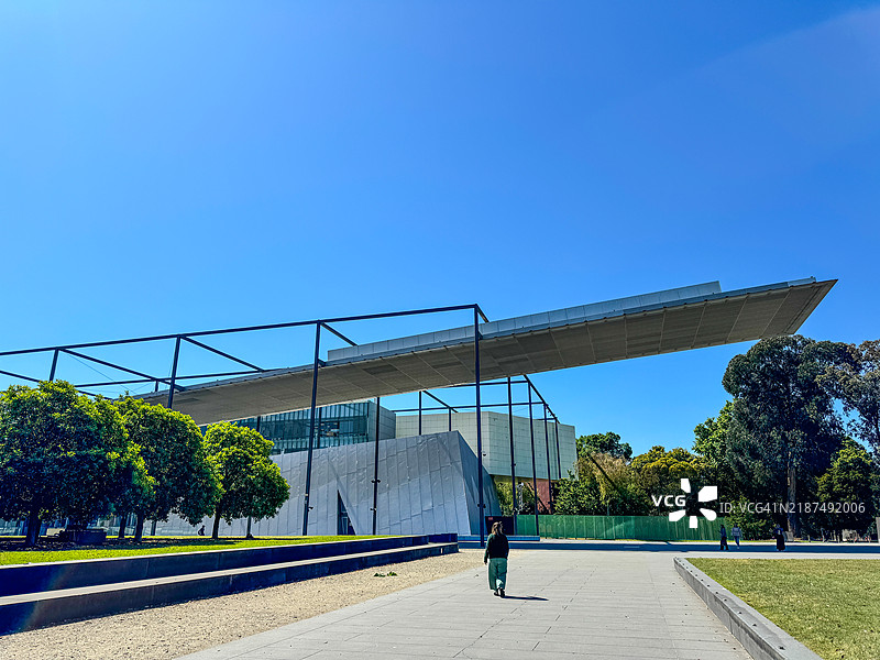 在墨尔本博物馆附近散步的女性图片素材