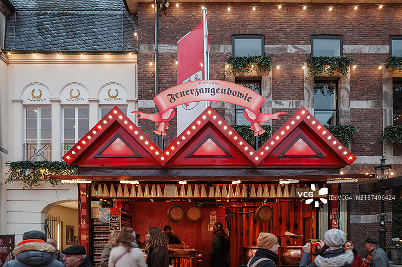 圣诞市场上的红色摊位，供应传统的火焰果酒。图片素材