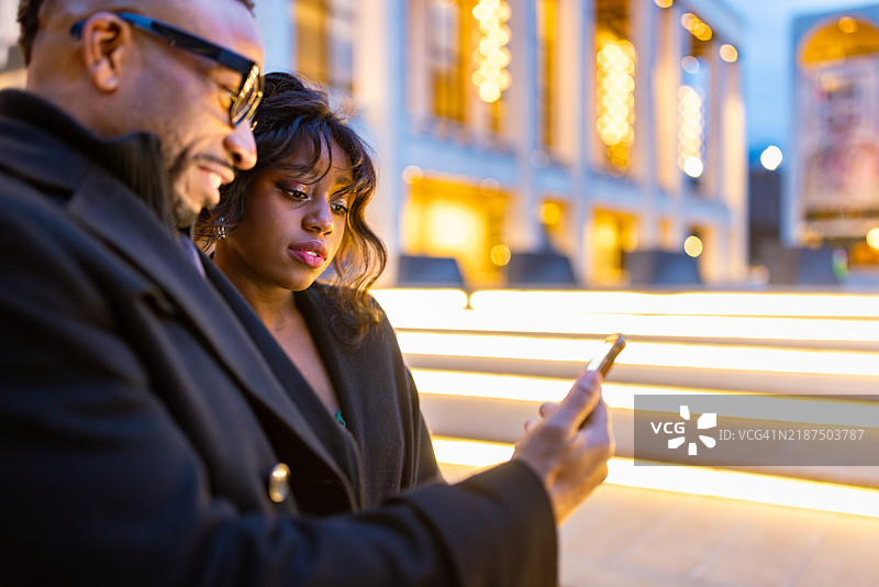傍晚的优雅：一对情侣在曼哈顿歌剧院外图片素材