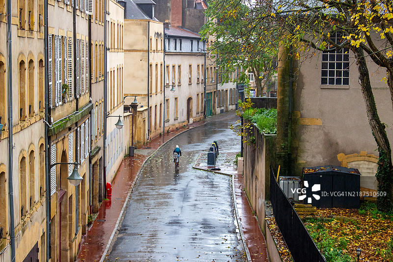 法国梅斯老城的雨天骑自行车者图片素材