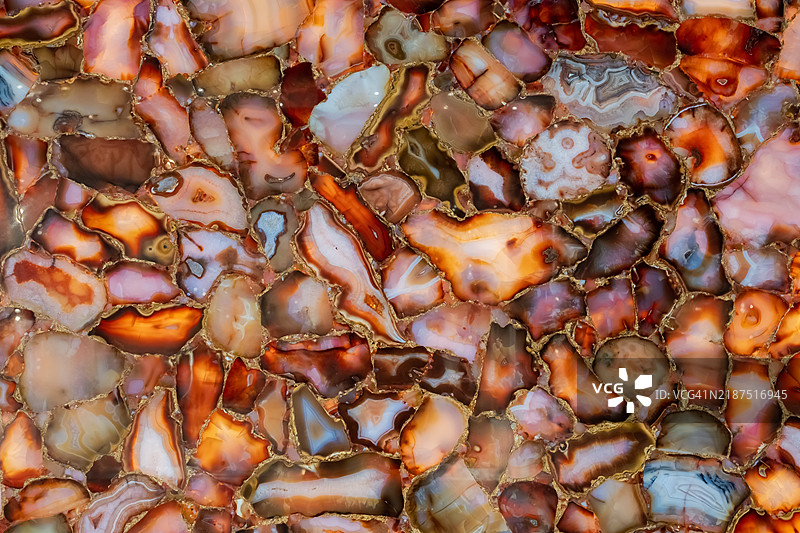 天然玛瑙纹理图案，适用于室内设计和装饰。彩色抛光半宝石的切片。半宝石背景。图片素材