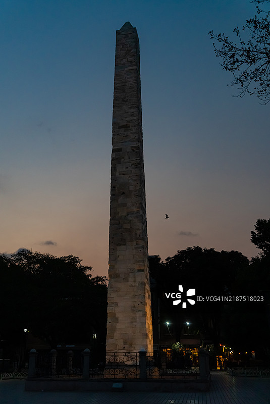 黄昏时分的围墙方尖碑图片素材