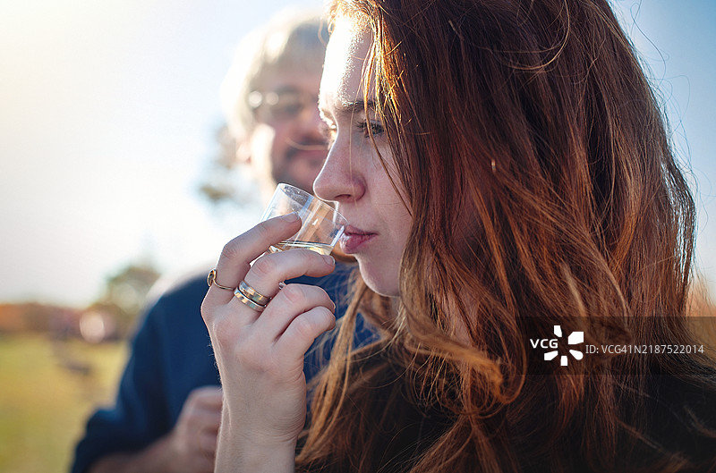 在吉姆·索普度假，53岁的父亲和24岁的女儿在感恩节期间享受饮品。图片素材