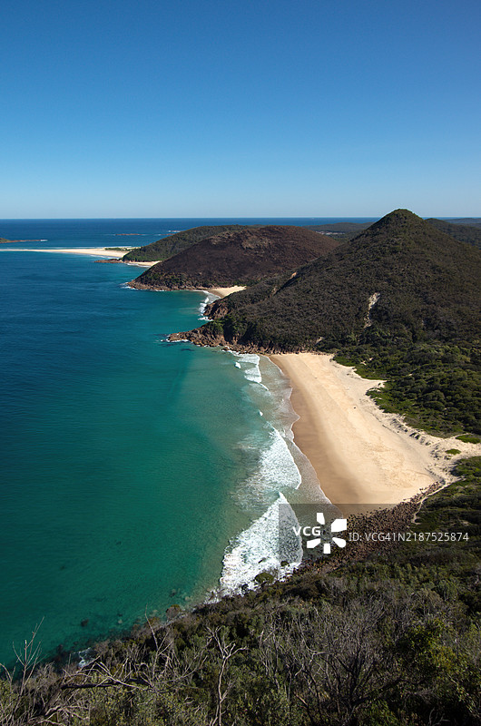 从汤玛里山俯瞰新南威尔士州肖尔湾附近的泽尼思海滩、维克海滩和博克海滩以及芬戈尔沙嘴图片素材