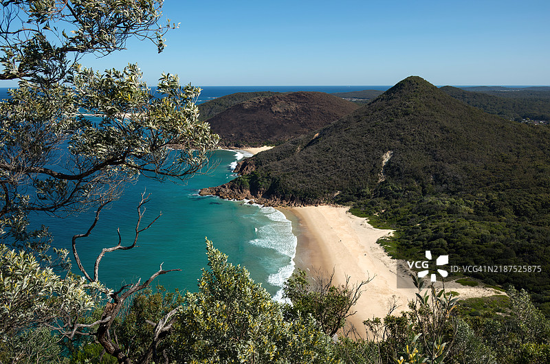 从汤玛瑞山俯瞰新南威尔士州肖尔湾附近的泽尼思海滩图片素材