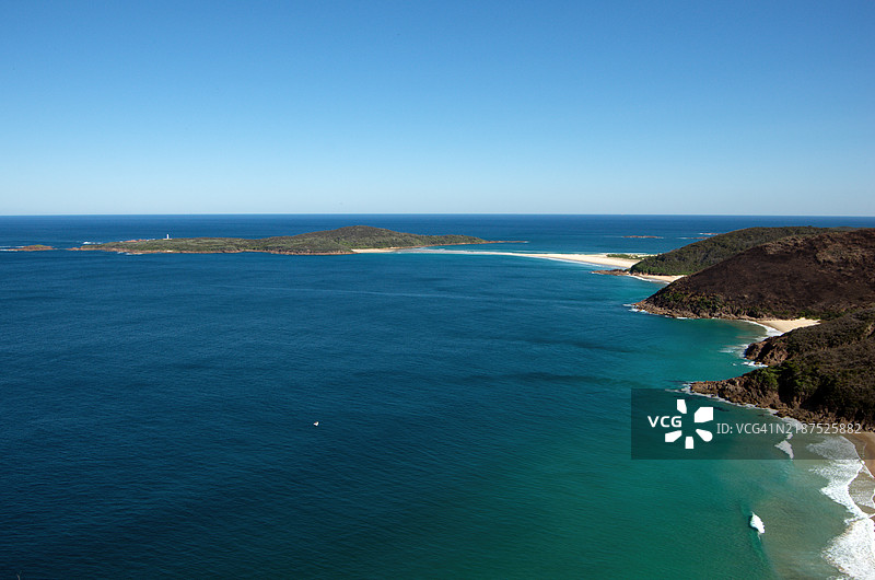从汤玛瑞山俯瞰新南威尔士州肖尔湾附近的泽尼思海滩、维克海滩和博克海滩，以及芬戈尔半岛和芬戈尔岛。图片素材
