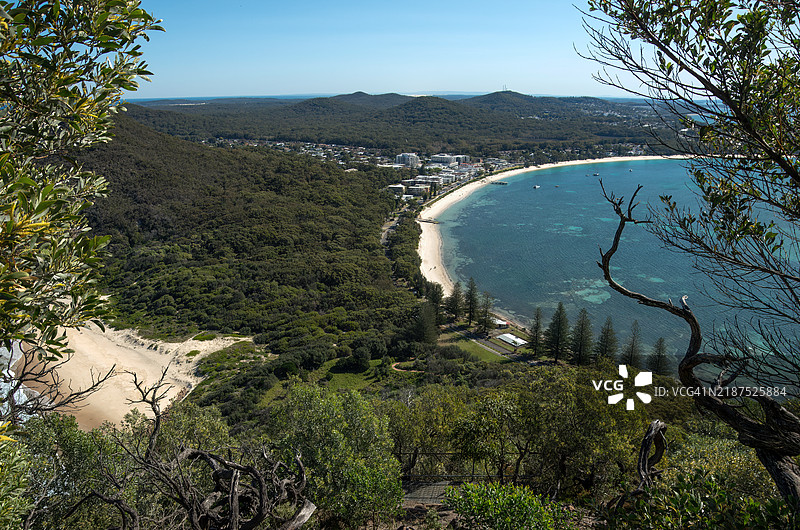 从汤玛里山俯瞰泽尼思海滩（左）和肖尔湾（右），新南威尔士州，澳大利亚图片素材